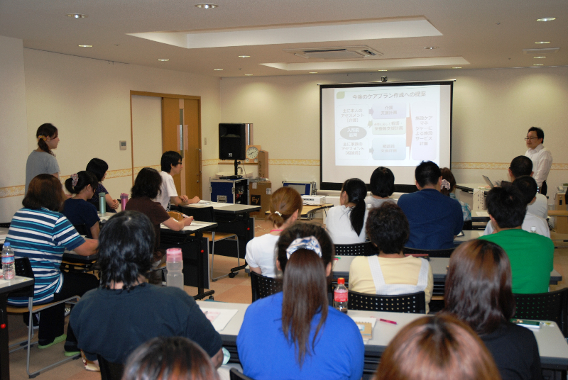 外部講師を招いてのハピネスビラ・るぴなすビラ合同の施設内研修会