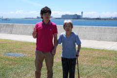 家族旅行の様子・職員と利用者様　（中部国際空港をバックに）
