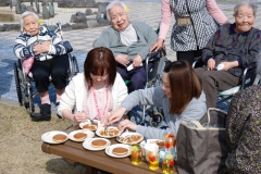 入居者のためにどら焼きをナイフでカットする介護職員